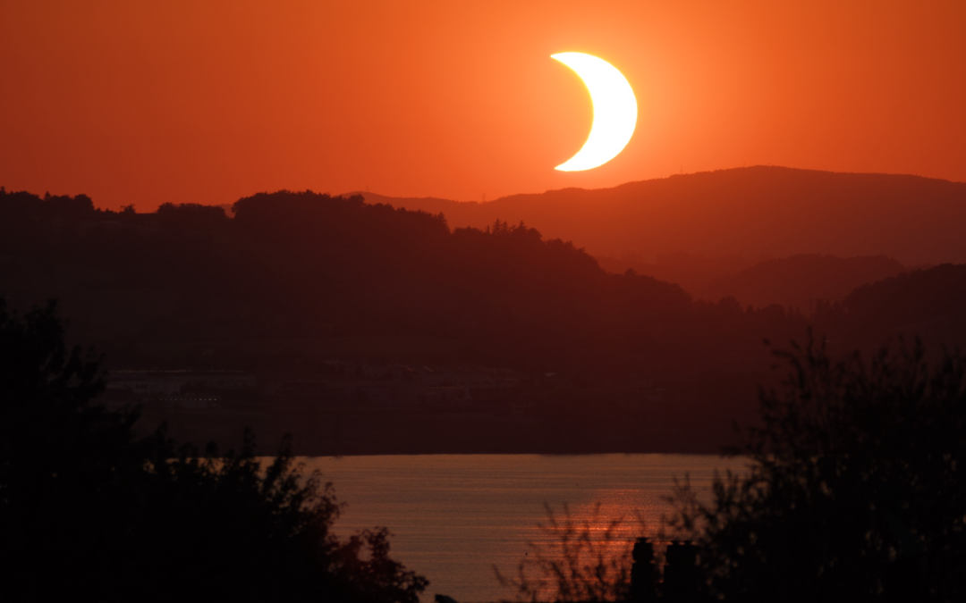 Die Sonnenfinsternis beobachten und fotografieren